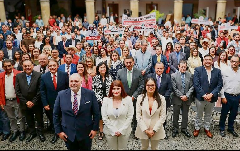 Integrantes del Grupo Parlamentario del PRI, durante la presentación de su primer informe de trabajo legislativo en Jalisco. ESPECIAL