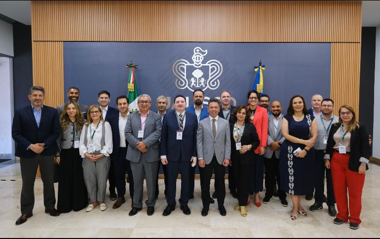 El gobernador instó a los participantes a compartir experiencias para enriquecer el modelo educativo de Jalisco; la comitiva estudiará programas locales como Formación del Carácter, Aulas Jalisco Digital, Aulas de Música y la jornada ampliada. X/PabloLemusN