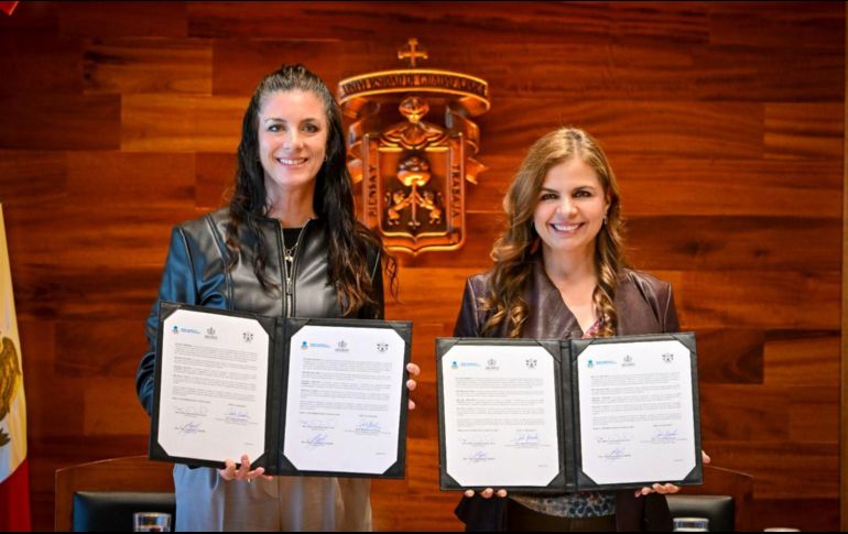 Paola Bauche Petersen, titular de la Semadet,  y  Karla Planter, rectora de la UdeG, durante la firma del convenio ambiental. X/KarlaPlanter1