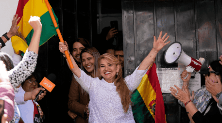 Jeanine Áñez salió de la prisión de mujeres de Miraflores, en el centro de La Paz, sonriente y ondeando una bandera de Bolivia. AP / J. Karita