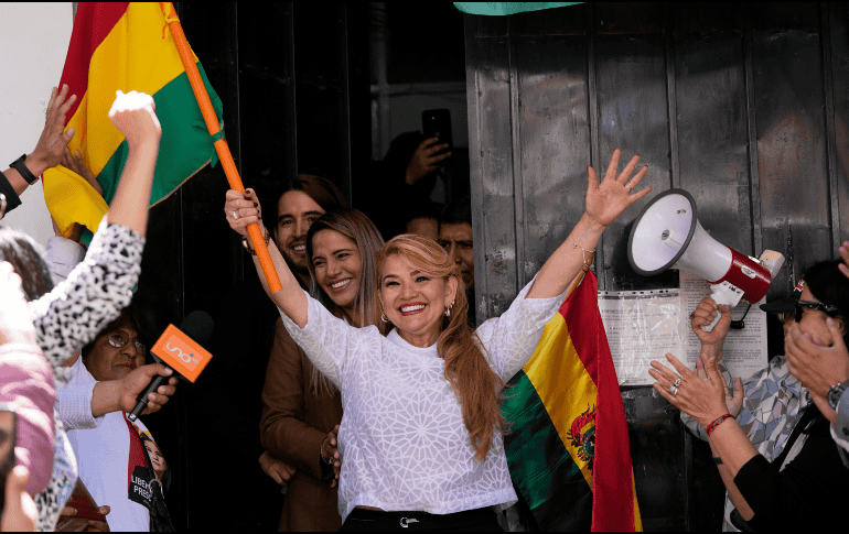 Jeanine Áñez salió de la prisión de mujeres de Miraflores, en el centro de La Paz, sonriente y ondeando una bandera de Bolivia. AP / J. Karita