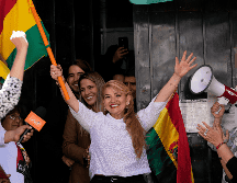 Jeanine Áñez salió de la prisión de mujeres de Miraflores, en el centro de La Paz, sonriente y ondeando una bandera de Bolivia. AP / J. Karita