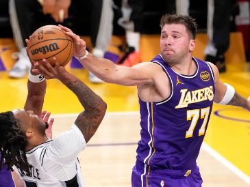 El basquetbolista esloveno Luka Dončić ha comenzado la temporada con Los Angeles Lakers de manera espectacular, dejando su sello en los primeros cinco juegos y rompiendo un récord histórico de Michael Jordan. AP / ARCHIVO