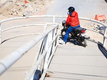 Motociclistas suben a los puentes peatonales en Carretera a Chapala para evitar el tráfico ocasionado por las obras. EL INFORMADOR/J.ACOSTA