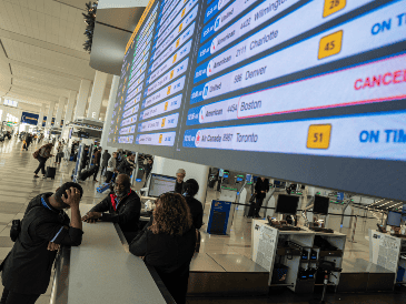 De acuerdo con el portal FlightAware, más de 800 vuelos fueron cancelados para el viernes, principalmente de las aerolíneas Delta Air Lines, United Airlines y American Airlines. EFE/Ángel Colmenares