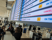 De acuerdo con el portal FlightAware, más de 800 vuelos fueron cancelados para el viernes, principalmente de las aerolíneas Delta Air Lines, United Airlines y American Airlines. EFE/Ángel Colmenares