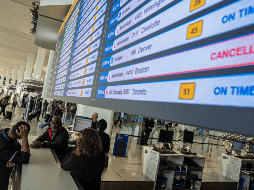 De acuerdo con el portal FlightAware, más de 800 vuelos fueron cancelados para el viernes, principalmente de las aerolíneas Delta Air Lines, United Airlines y American Airlines. EFE/Ángel Colmenares