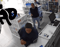 Adultos mayores roban una farmacia en Perú. ESPECIAL / X / @unchasqui