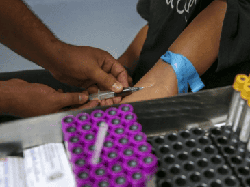 El examen de antígeno prostático específico (PSA) es una prueba de sangre que mide una proteína producida por la próstata y ayuda a detectar cáncer, hiperplasia benigna o prostatitis.CORTESÍA / HCG