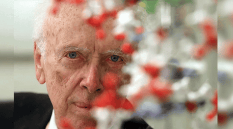 En 1953, con 25 años, Watson ayudó a determinar la estructura del ADN junto al físico Francis Crick, basándose en datos de la química Rosalind Franklin, el biofísico Maurice Wilkins y sus compañeros del King's College, en Londres. AP / ARCHIVO