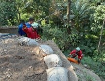 Se implementó un sistema de rescate vertical con tripié y poleas a fin de que personal de bomberos pudiera descender al fondo del barranco. CORTESÍA