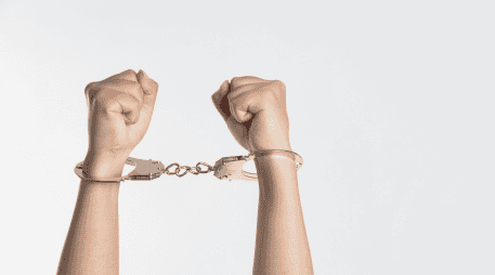 Un juez penal resolvió vincular a proceso penal al imputado, por el delito de feminicidio y le impuso la medida cautelar de prisión preventiva. Unsplash