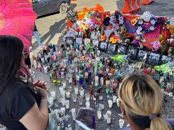 Una mujer observa las múltiples veladoras en recuerdo a las víctimas del siniestro. EFE/D. Sánchez