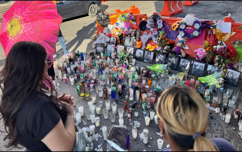 Una mujer observa las múltiples veladoras en recuerdo a las víctimas del siniestro. EFE/D. Sánchez