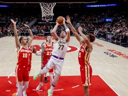Los jugadores de Atlanta contuvieron a Doncic, que registró 22 puntos. EFE/E. Lesser