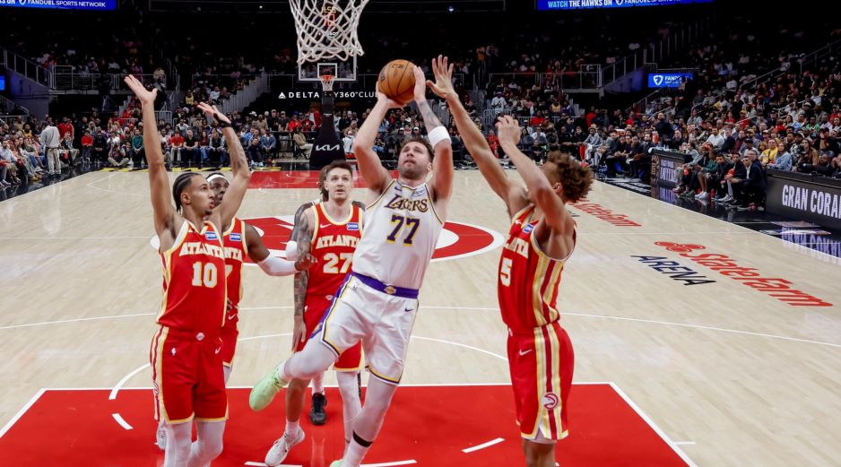 Los jugadores de Atlanta contuvieron a Doncic, que registró 22 puntos. EFE/E. Lesser