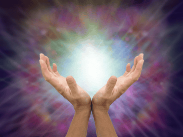 Aunque ambos términos comparten un aire de misterio, la diferencia principal radica en el origen del fenómeno. CANVA