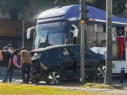 El choque fue atendido por elementos de la Cruz Roja Mexicana, que se encuentran a pocos metros de donde ocurrió el percance. ESPECIAL/ UEPCBJ