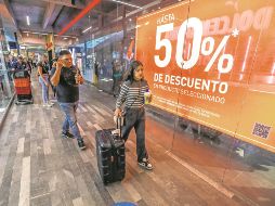 Consumidores recorren tiendas y revisan aplicaciones móviles, atentos a las mejores ofertas y promociones del Buen Fin 2025. EL INFORMADOR/ A. Navarro