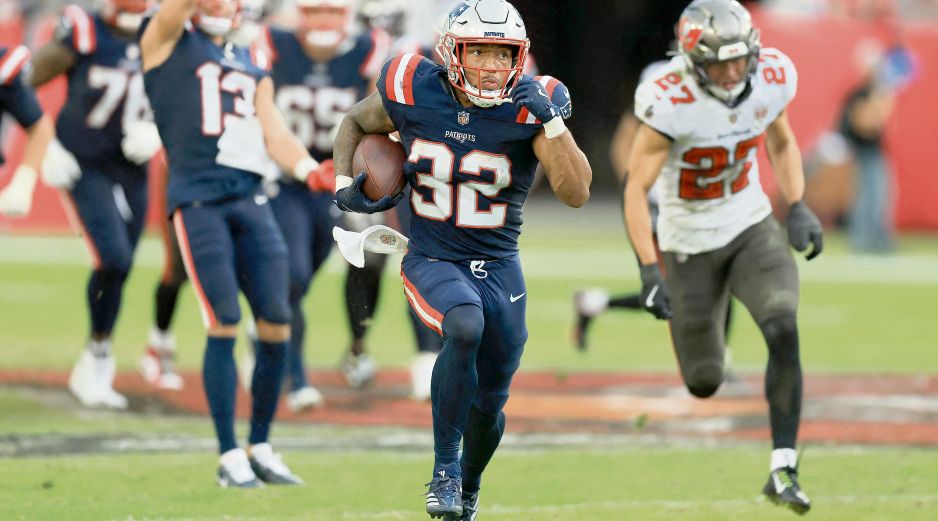 Treveyon Henderson tuvo dos escapadas de más de 50 yardas para anotación. AFP