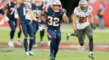 Treveyon Henderson tuvo dos escapadas de más de 50 yardas para anotación. AFP