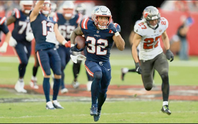 Treveyon Henderson tuvo dos escapadas de más de 50 yardas para anotación. AFP