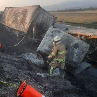 Chocan camiones de carga en Zacoalco de Torres; hay una persona fallecida