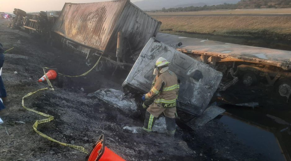 Por este y otros accidentes se realizaron diversos cierres parciales en la autopista. ESPECIAL / Facebook Protección Civil Jalisco