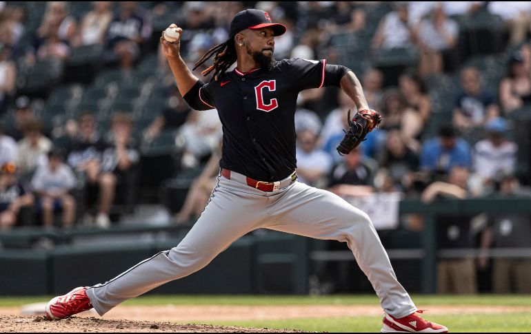 Emmanuel Clase (foto) y Luis Ortiz, ambos de los Cleveland Guardians, han estado en licencia remunerada no disciplinaria desde julio. AFP / ARCHIVO