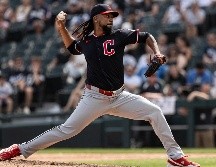 Emmanuel Clase (foto) y Luis Ortiz, ambos de los Cleveland Guardians, han estado en licencia remunerada no disciplinaria desde julio. AFP / ARCHIVO