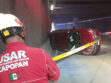 El coche quedó en el carril de la extrema derecha, en el sentido de sur a norte, bloqueando la circulación. ESPECIAL / Bomberos Zapopan