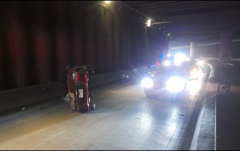 El coche quedó en el carril de la extrema derecha, en el sentido de sur a norte, bloqueando la circulación. ESPECIAL / Bomberos Zapopan