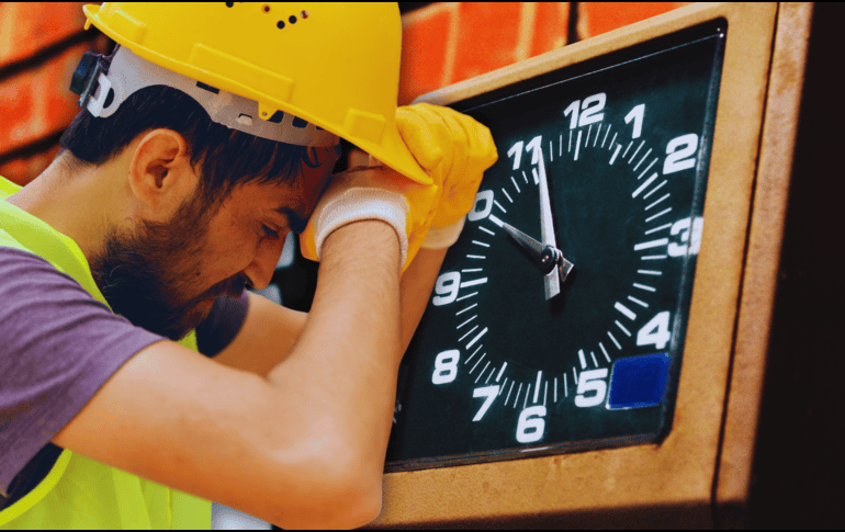 Lo mejor para los trabajadores es una reducción a 40 horas laborales a la semana con pago de 56, según la agrupación obrera. ESPECIAL / CANVA