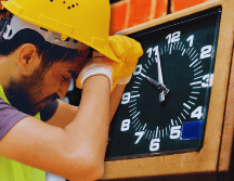 Lo mejor para los trabajadores es una reducción a 40 horas laborales a la semana con pago de 56, según la agrupación obrera. ESPECIAL / CANVA