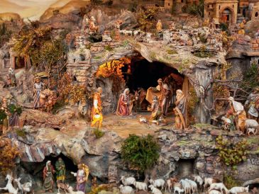 Se atribuye a san Francisco de Asís la creación del primer nacimiento en miniatura, con figuras que representaban a la Sagrada Familia, los pastores y los animales que presenciaron la llegada de Jesús. ESPECIAL / CANVA