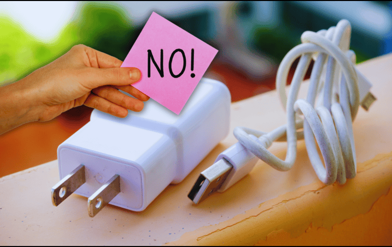 Doblar el cable del cargador de manera inapropiada puede generar varios daños. ESPECIAL / CANVA