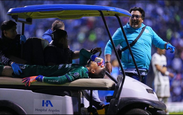 El silbante Fernando Hernández solo mostró tarjeta amarilla a Carrasquilla en la acción que lesionó a Mier, lo que generó molestia entre los jugadores y cuerpo técnico de Cruz Azul. IMAGO7
