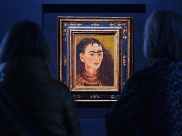 Los visitantes observan la pintura de Frida Kahlo titulada "Diego y yo" expuesta en la casa de subastas Sotheby