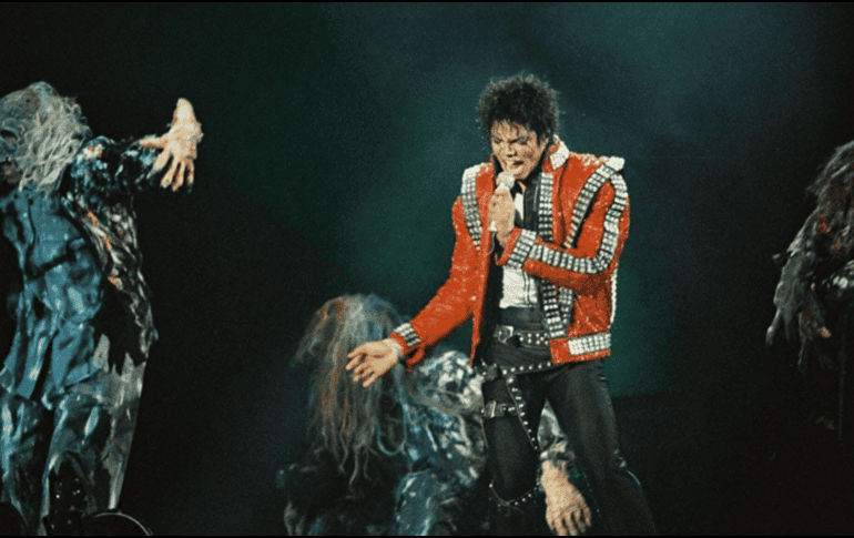Michael Jackson usando la chamarra  “Thriller” que se enciende y pulsa durante una presentación en vivo en el 