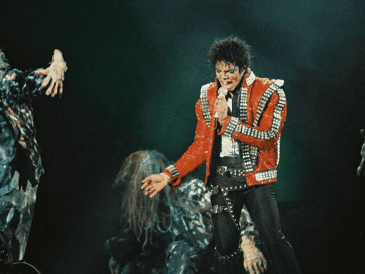 Michael Jackson usando la chamarra  “Thriller” que se enciende y pulsa durante una presentación en vivo en el "Bad tour". michaeljackson.com