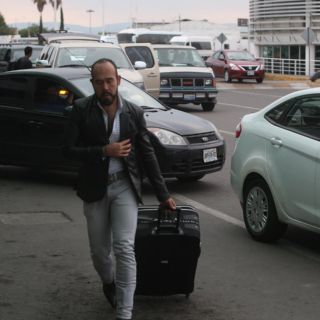 Uber: La SICT va por regular taxis de app en aeropuertos