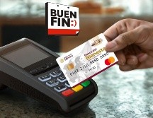 Muchas personas la usan solo para retirar el dinero en efectivo en cajeros, pero lo cierto es que la tarjeta del Bienestar tiene otras funciones que pueden facilitar la vida diaria. ESPECIAL / CANVA