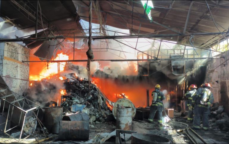 La UEPCBJ reportó que las llamas se propagaron en un área aproximada de 20 x 100 metros. ESPECIAL/ PC y Bomberos Gdl