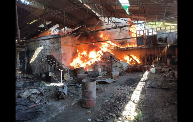 La UEPCBJ reportó que las llamas se propagaron en un área aproximada de 20 x 100 metros. ESPECIAL/ PC y Bomberos Gdl