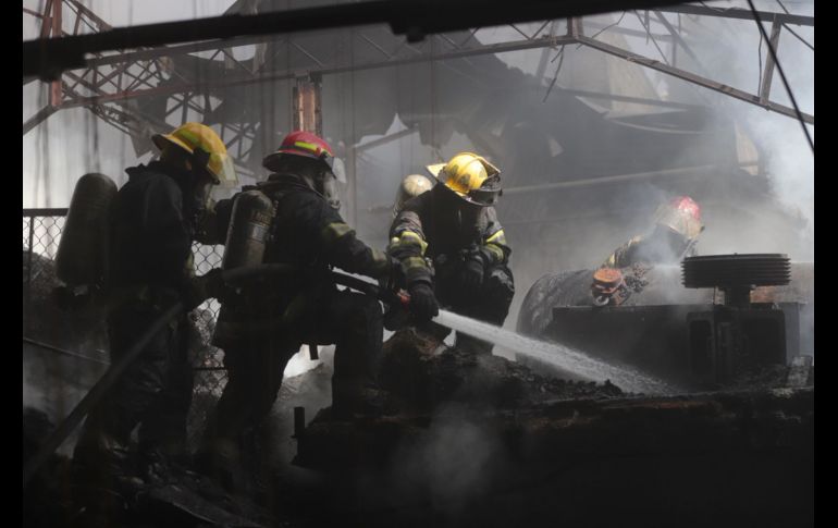 La UEPCBJ reportó que las llamas se propagaron en un área aproximada de 20 x 100 metros. ESPECIAL/ PC y Bomberos Gdl