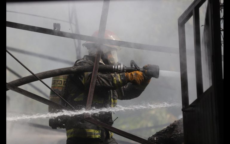 La UEPCBJ reportó que las llamas se propagaron en un área aproximada de 20 x 100 metros. ESPECIAL/ PC y Bomberos Gdl