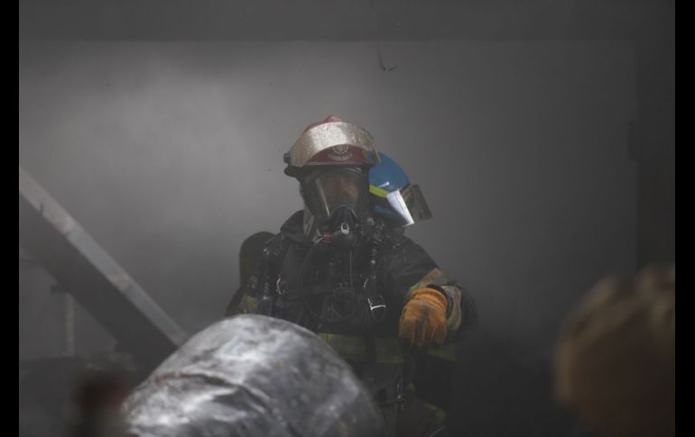 La UEPCBJ reportó que las llamas se propagaron en un área aproximada de 20 x 100 metros. ESPECIAL/ PC y Bomberos Gdl