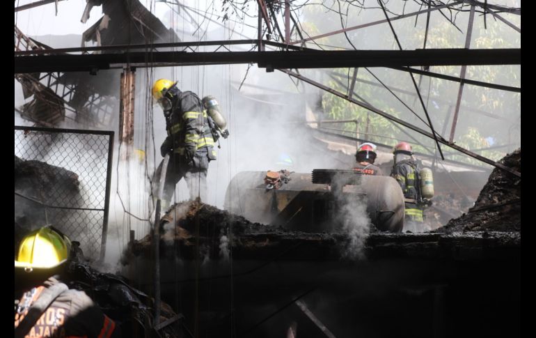 La UEPCBJ reportó que las llamas se propagaron en un área aproximada de 20 x 100 metros. ESPECIAL/ PC y Bomberos Gdl