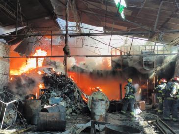 La UEPCBJ reportó que las llamas se propagaron en un área aproximada de 20 x 100 metros. ESPECIAL/ PC y Bomberos Gdl