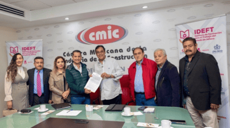 Durante la firma, el presidente de la CMIC Jalisco, Juan Manuel Chávez Ochoa, destacó la importancia de la capacitación en su gestión. IDEFT